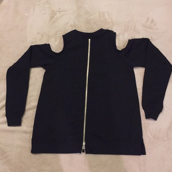 Black top with shoulder cut out - Picture 2 of 2